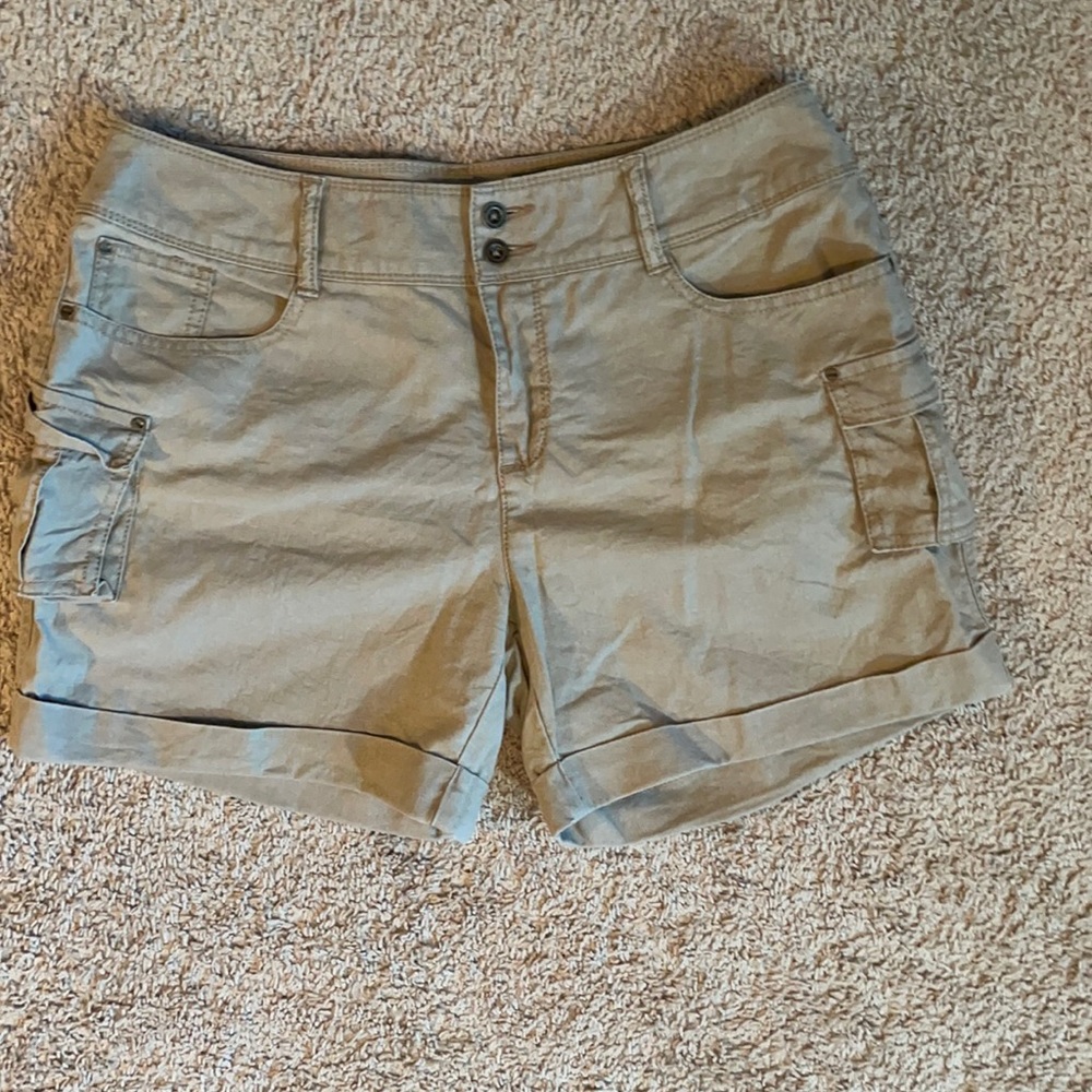 I am selling a RuffHewn tan, cargo short. Size 12P